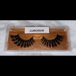 He “Luscious” lash set